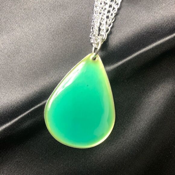 Green Liquid Look Tear Drop Necklace & Earrings - Picture 5 of 8